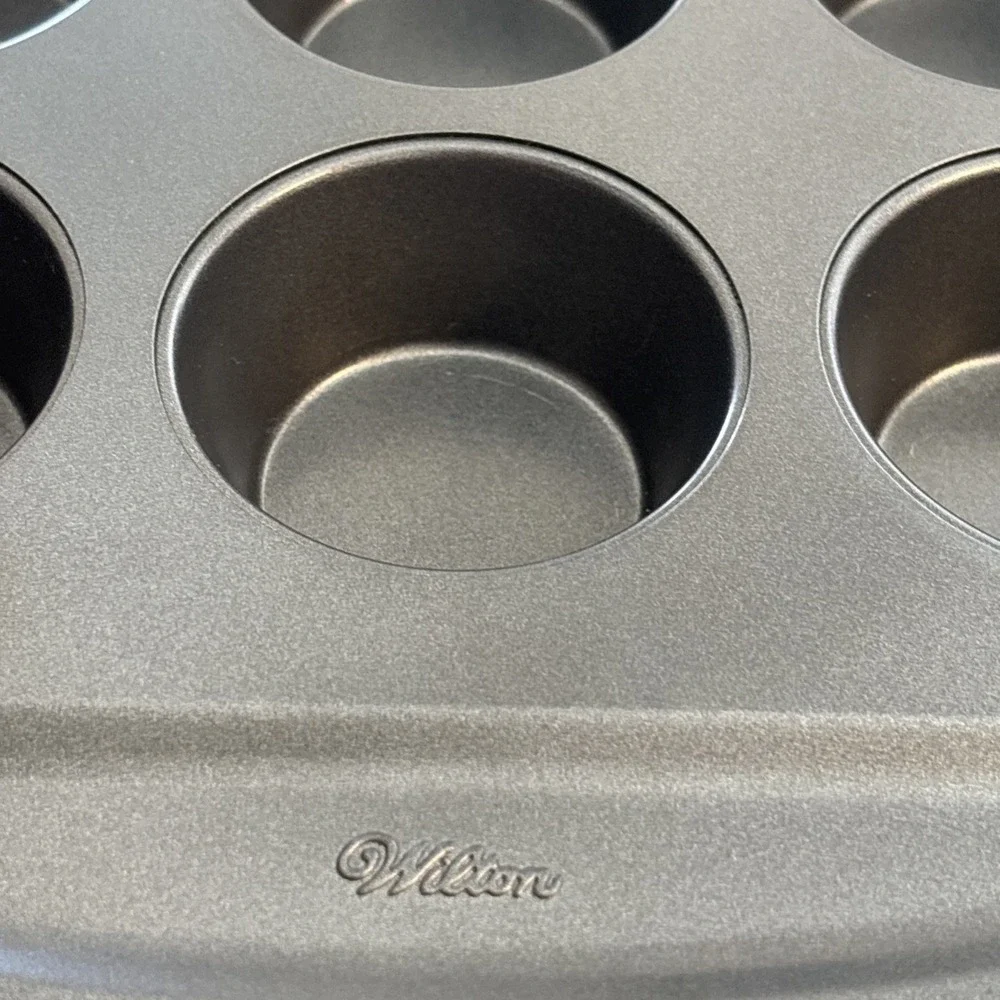 Wilton Non-Stick Bakeware Muffin Top & Cupcake‎ Pan Perfect Shape 12 Holes
